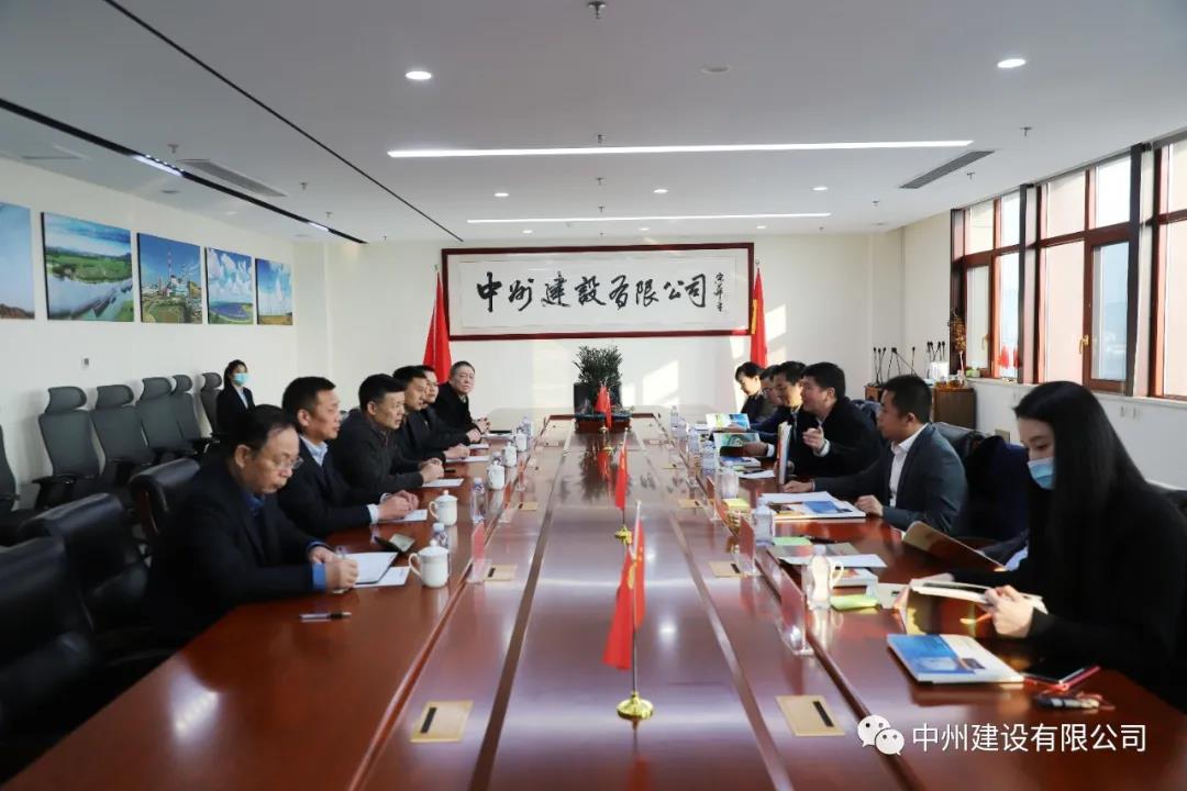 大唐河南清潔能源有限責(zé)任公司總經(jīng)理王永民、金風(fēng)科技集團(tuán)國(guó)內(nèi)營(yíng)銷中心副總經(jīng)理韓明剛一行到我司參觀考察